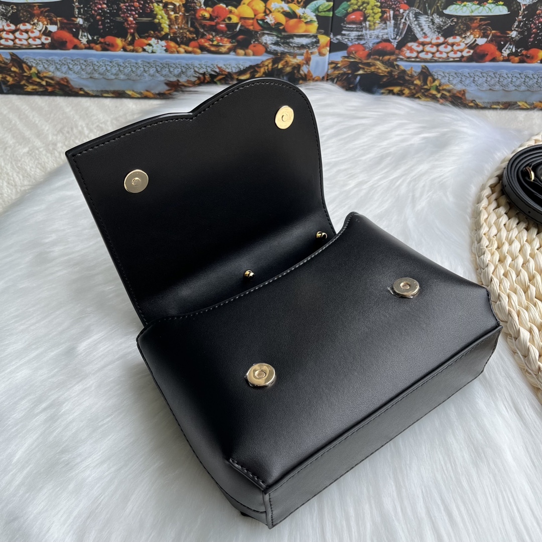 ドルチェ・アンド・ガッバーナ「D&G」 キルティングロゴ レザークロスボディバッグ