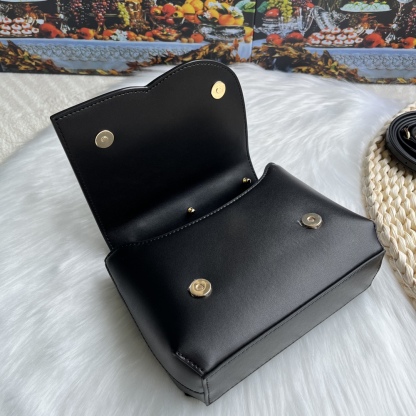 ドルチェ・アンド・ガッバーナ「D&G」 キルティングロゴ レザークロスボディバッグ