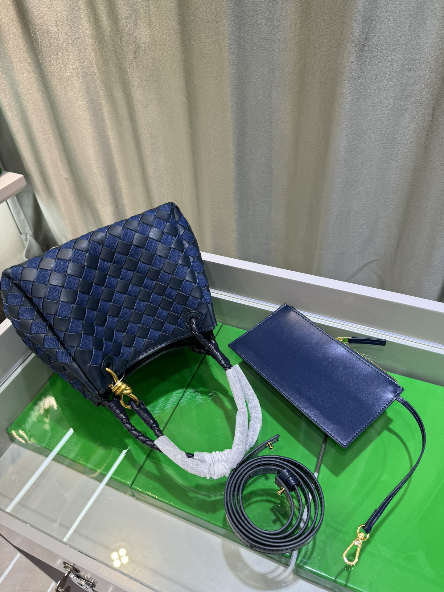 ボッテガ・ヴェネタ「Bottega Veneta」2024早秋 Andiamo Parachute ショルダーバッグ