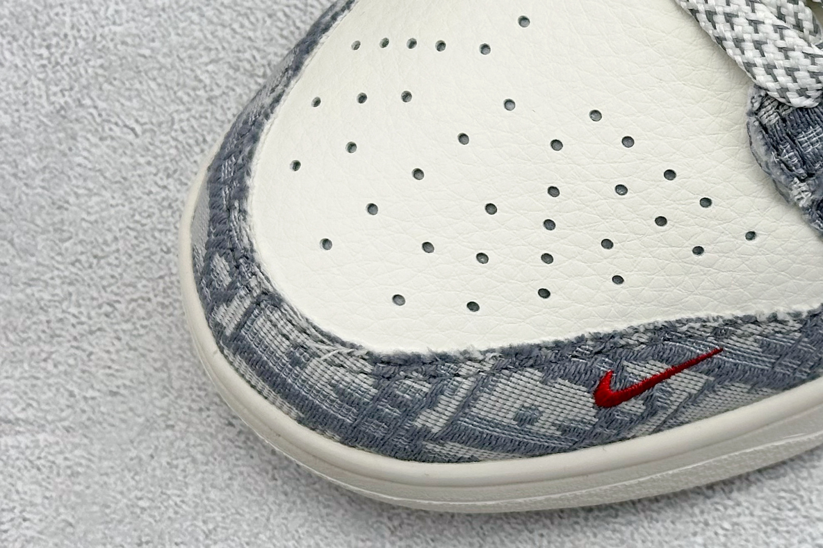 「コラボモデル」Dior x Nike SB Dunk Low "White Ink Blue" スニーカー