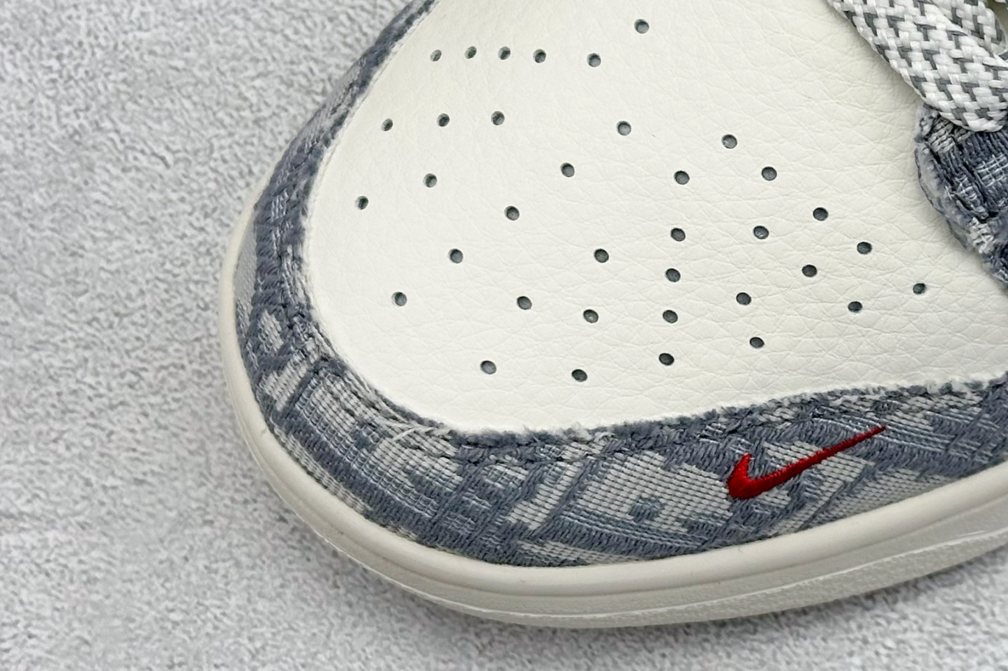 「コラボモデル」Dior x Nike SB Dunk Low "White Ink Blue" スニーカー