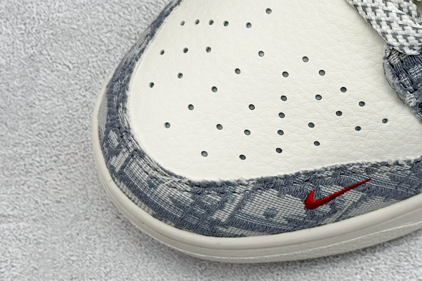 「コラボモデル」Dior x Nike SB Dunk Low "White Ink Blue" スニーカー