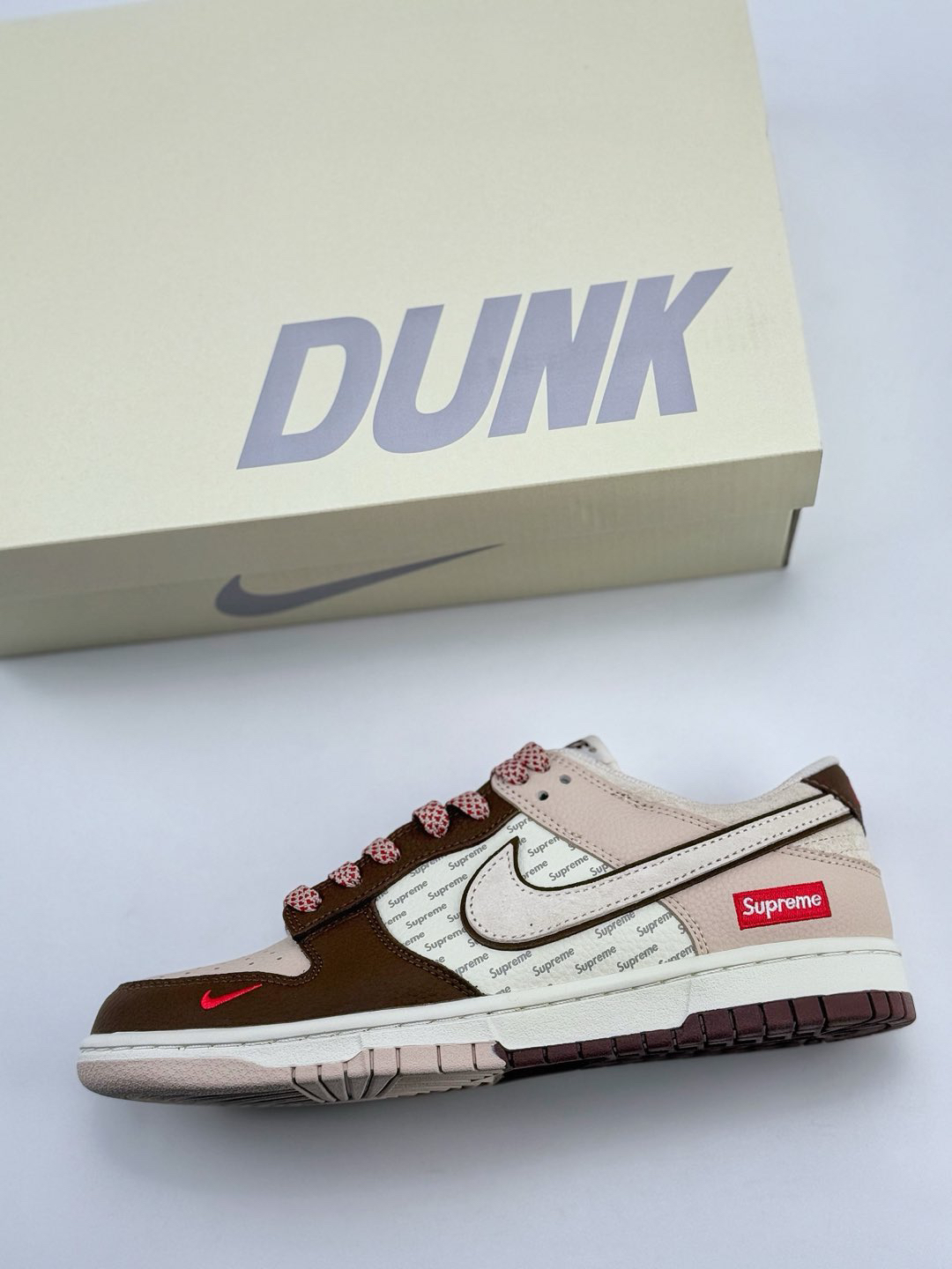 「コラボモデル」NIKE SB DUNK LOW x SUPREME "WHITE/BEIGE/RED STARRY" スケートシューズ