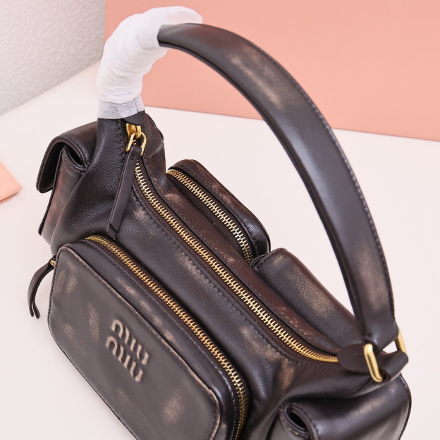 ミュウミュウ「Miu Miu」Matelassé バイカー バッグ