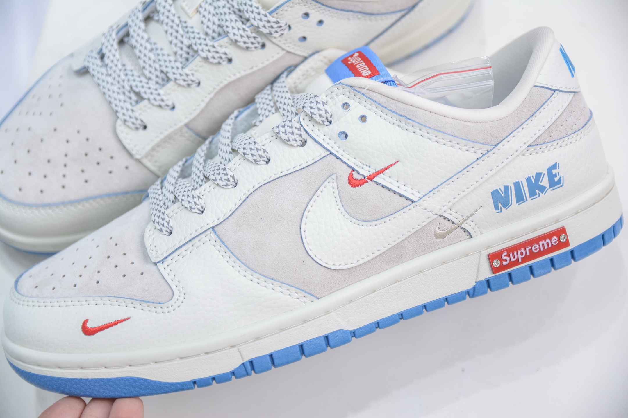 「コラボモデル」Supreme x Nike SB Dunk Low Pro QS "Triple Mini Swoosh"
