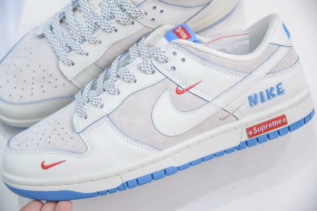 「コラボモデル」Supreme x Nike SB Dunk Low Pro QS "Triple Mini Swoosh"