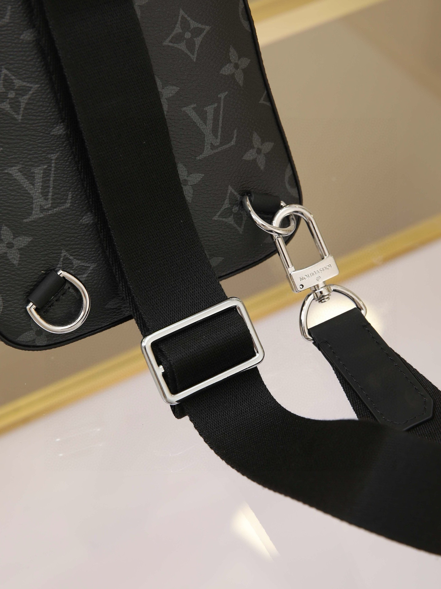 ルイ・ヴィトン「Louis Vuitton」Avenue モノグラム・エクリプス スモール ショルダーバッグ