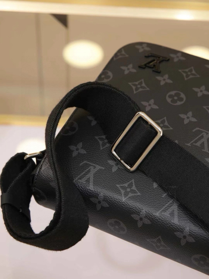 ルイ・ヴィトン「Louis Vuitton」District モノグラム・エクリプス スモール メッセンジャーバッグ