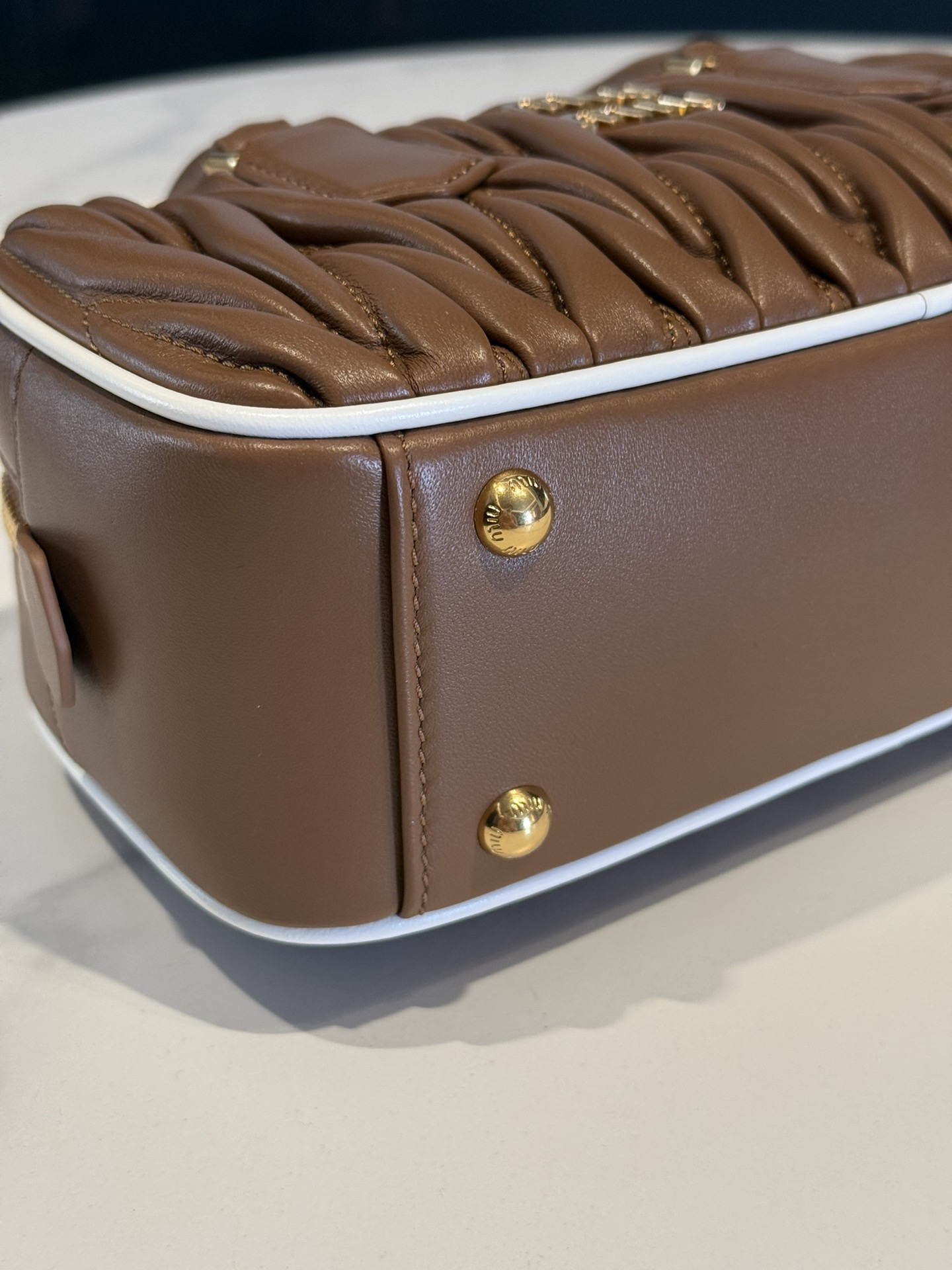 ミュウミュウ「Miu Miu」ヒツジ革の木目がレトロな小さめのバッグです