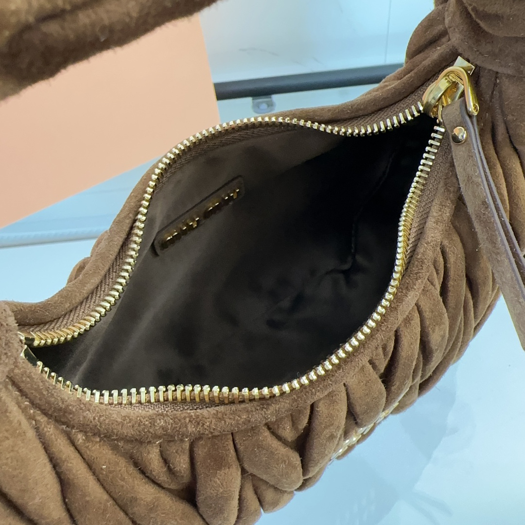 ミュウミュウ「Miu Miu」ワンダー マトラッセ スエードバッグ