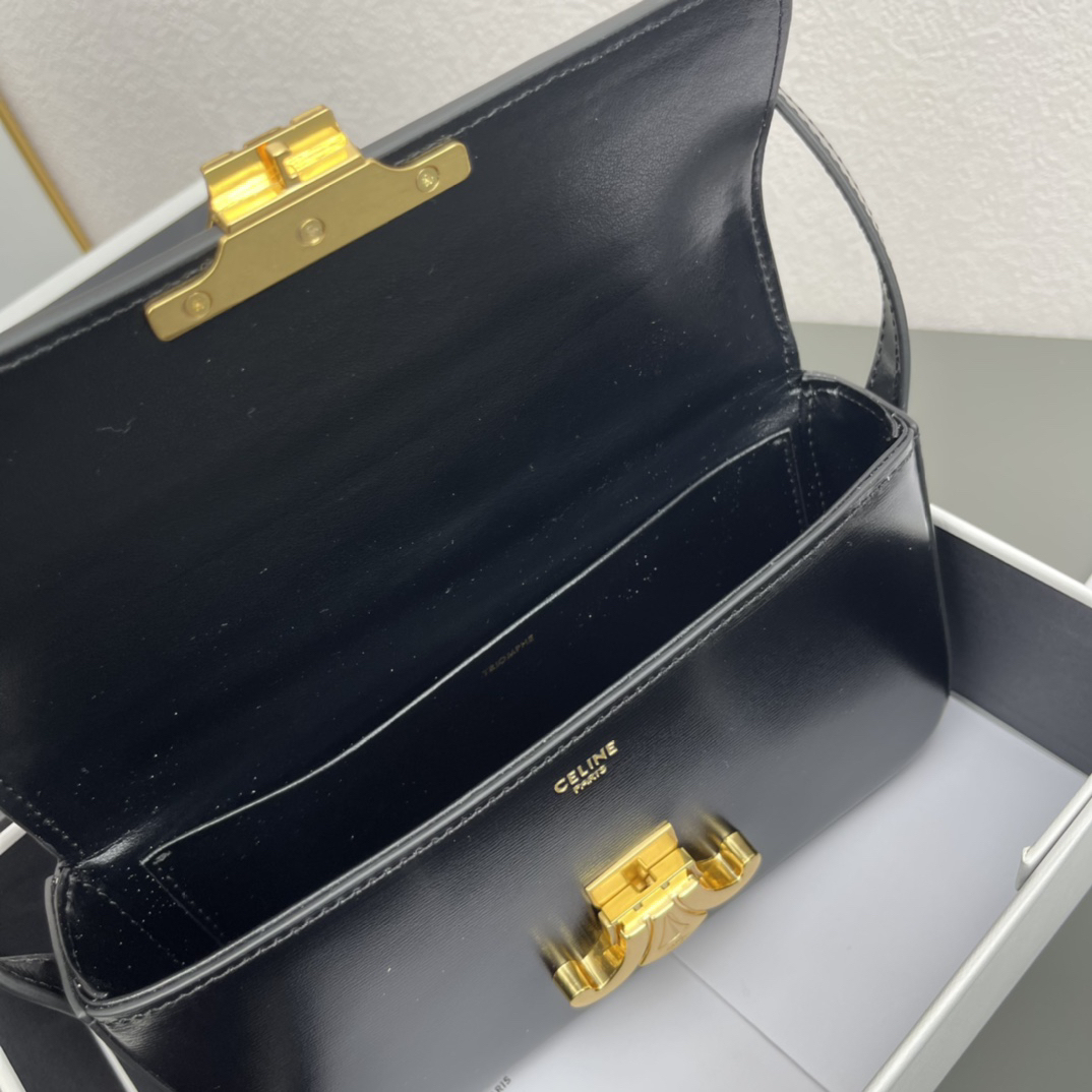 セリーヌ「Celine」凱旋門小脇バッグです