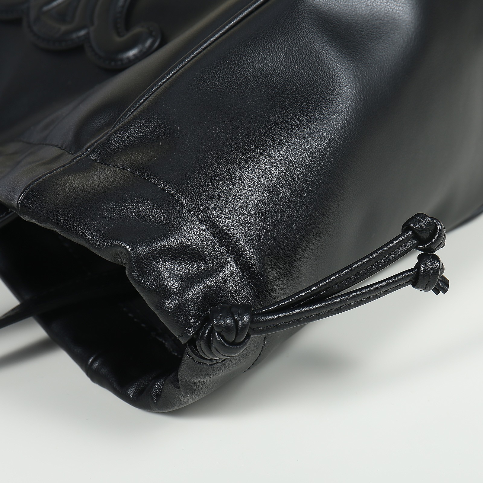 セリーヌ「Celine」トリアンンフ スムースレザー ドローストリングバッグ