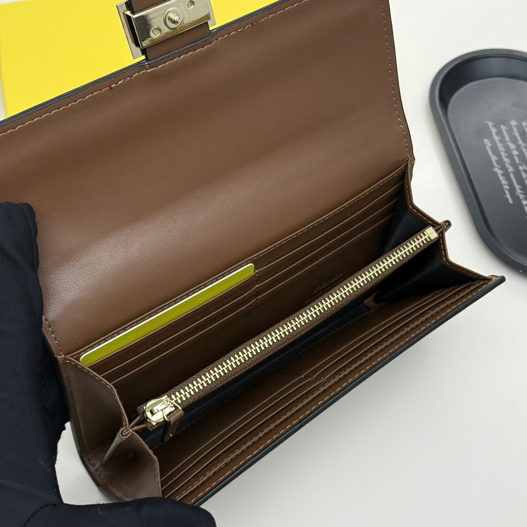 フェンディ「Fendi」マルチファンクション ロング財布