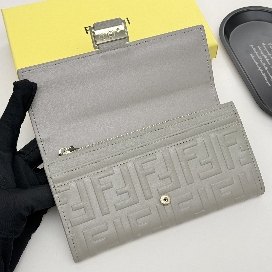 フェンディ「Fendi」マルチファンクション ロング財布