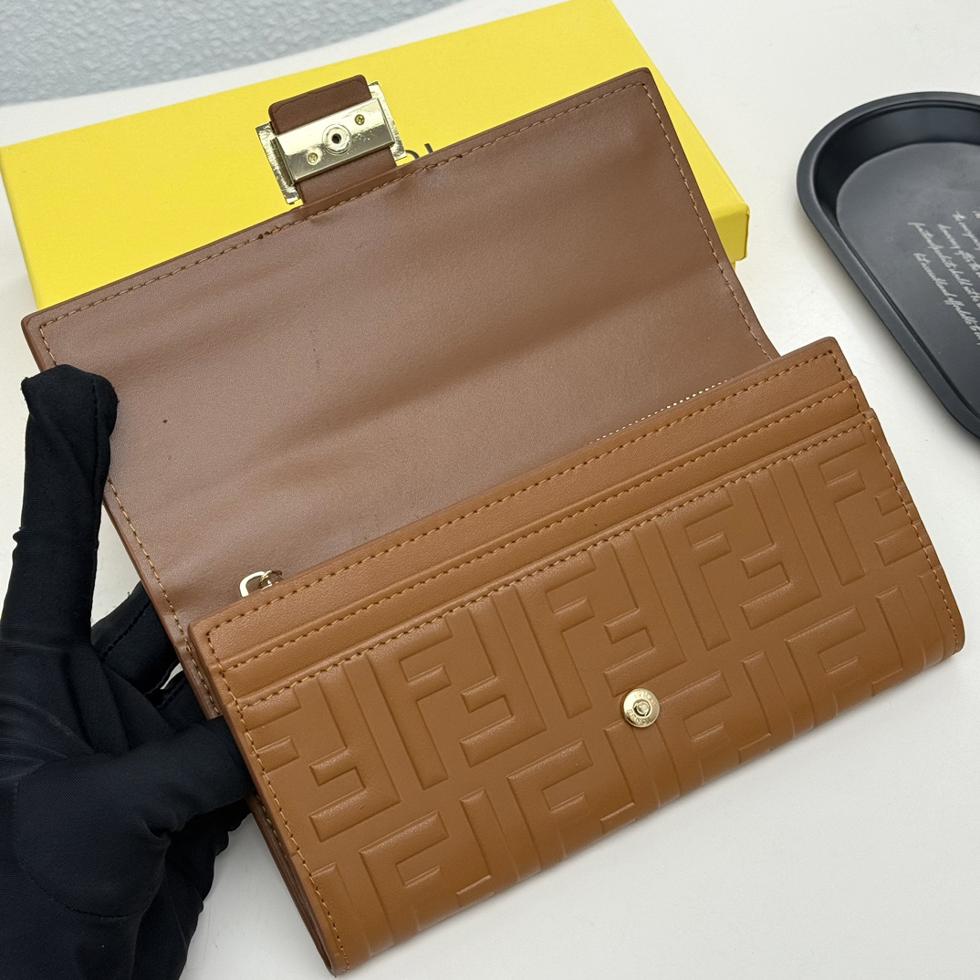 フェンディ「Fendi」マルチファンクション ロング財布