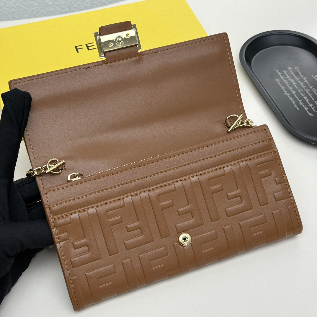 フェンディ「Fendi」マルチファンクション チェーンウォレット