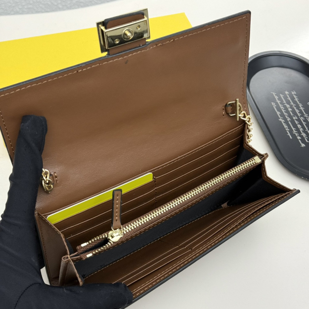 フェンディ「Fendi」マルチファンクション チェーンウォレット