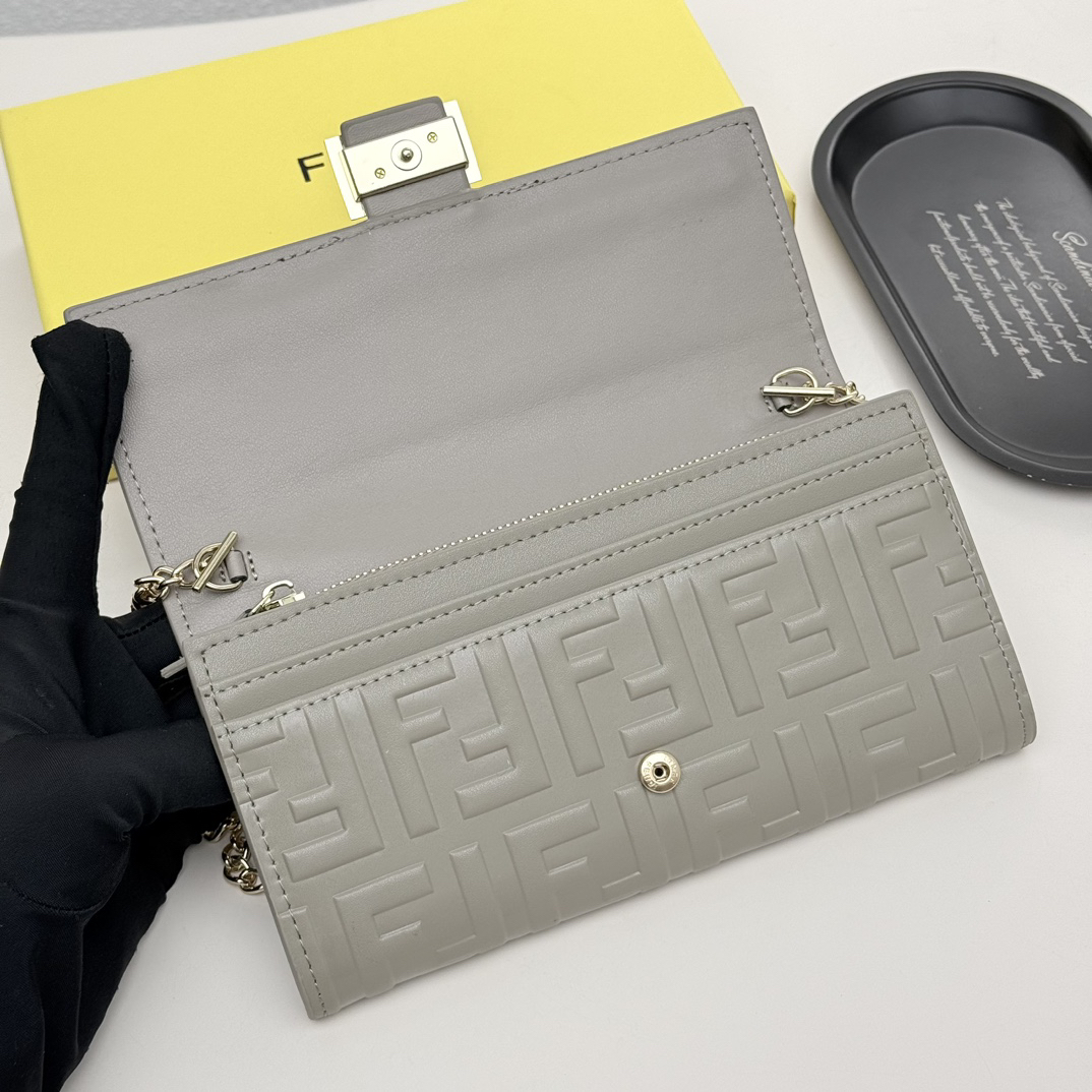 フェンディ「Fendi」マルチファンクション チェーンウォレット