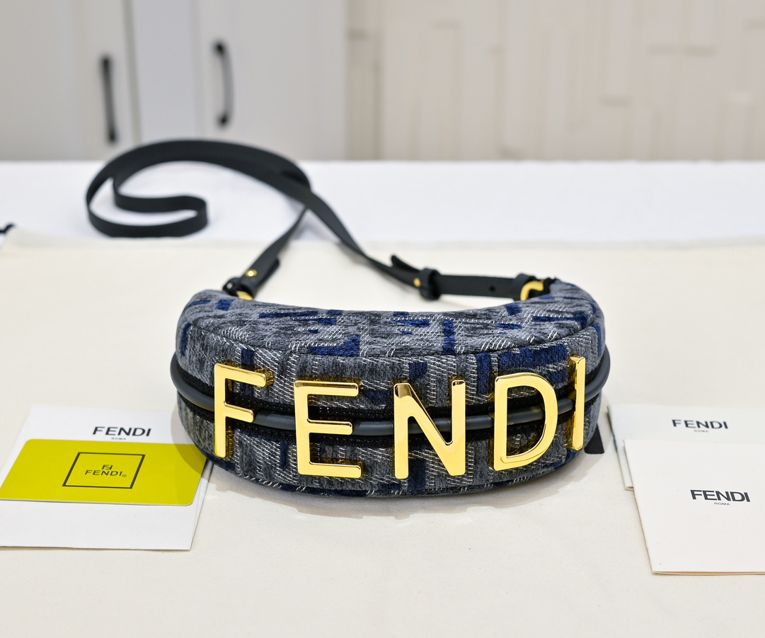 フェンディ「Fendi」Fendigraphyナノサイズ ホボバッグ