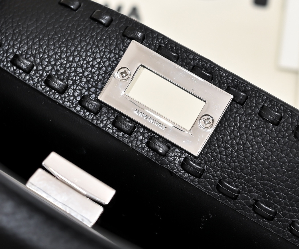 フェンディ「Fendi」Peekaboo Petite スモール ショルダーバッグ