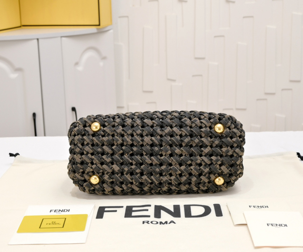 フェンディ「Fendi」Peekaboo ISeeU ミニ ショルダーバッグ
