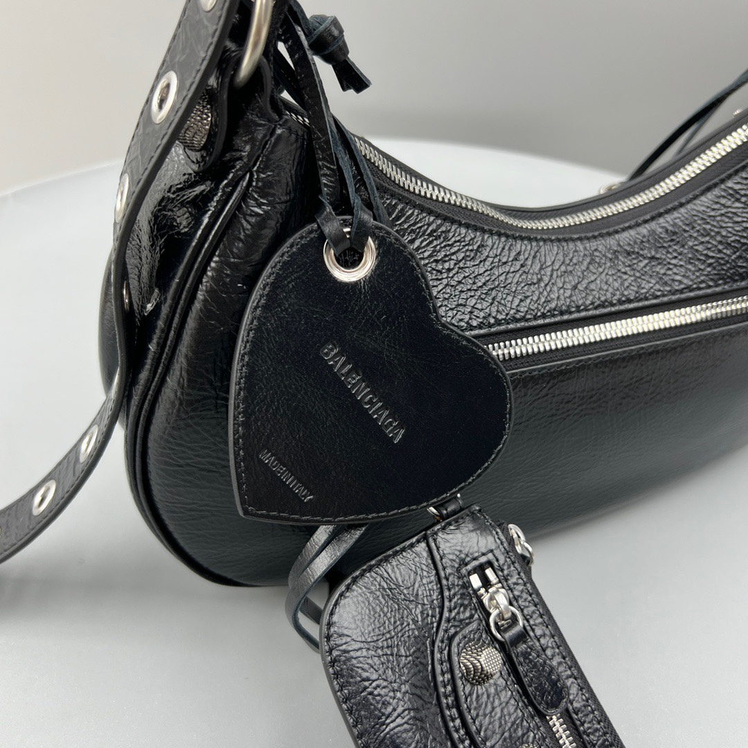 バレンシアガ「Balenciaga」 LE CAGOLE 半月型ショルダーバッグ