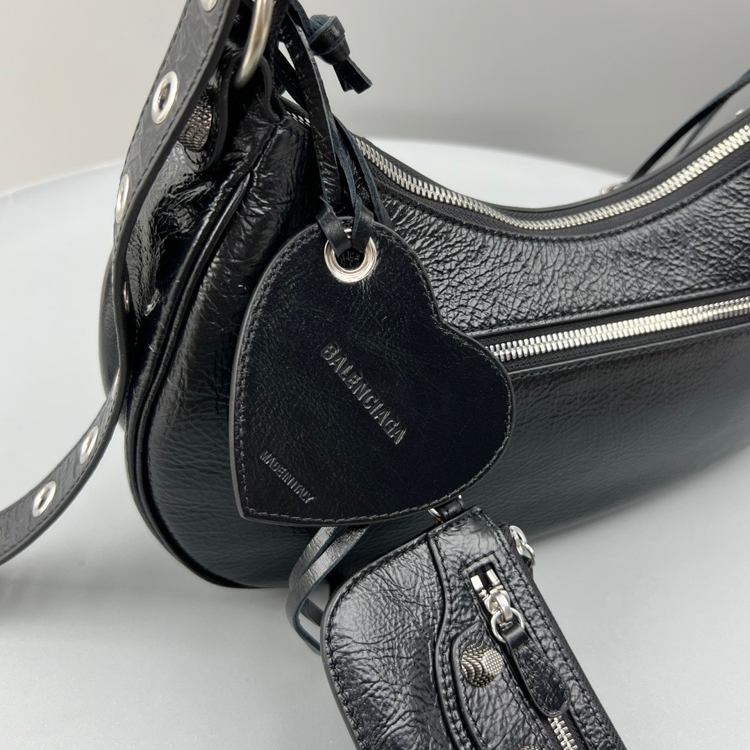 バレンシアガ「Balenciaga」 LE CAGOLE 半月型ショルダーバッグ
