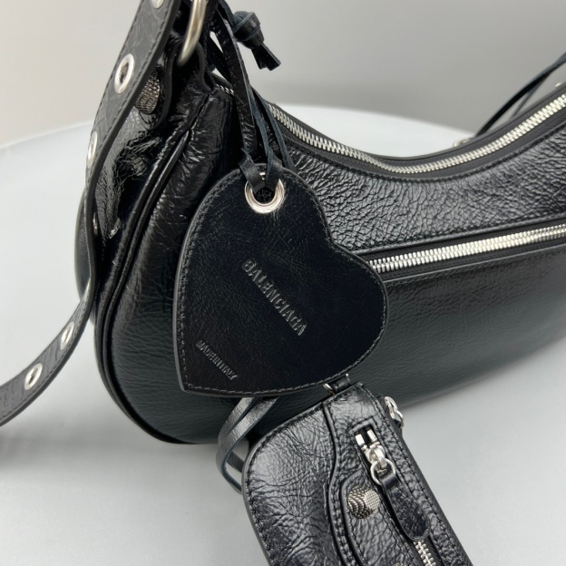 バレンシアガ「Balenciaga」 LE CAGOLE 半月型ショルダーバッグ