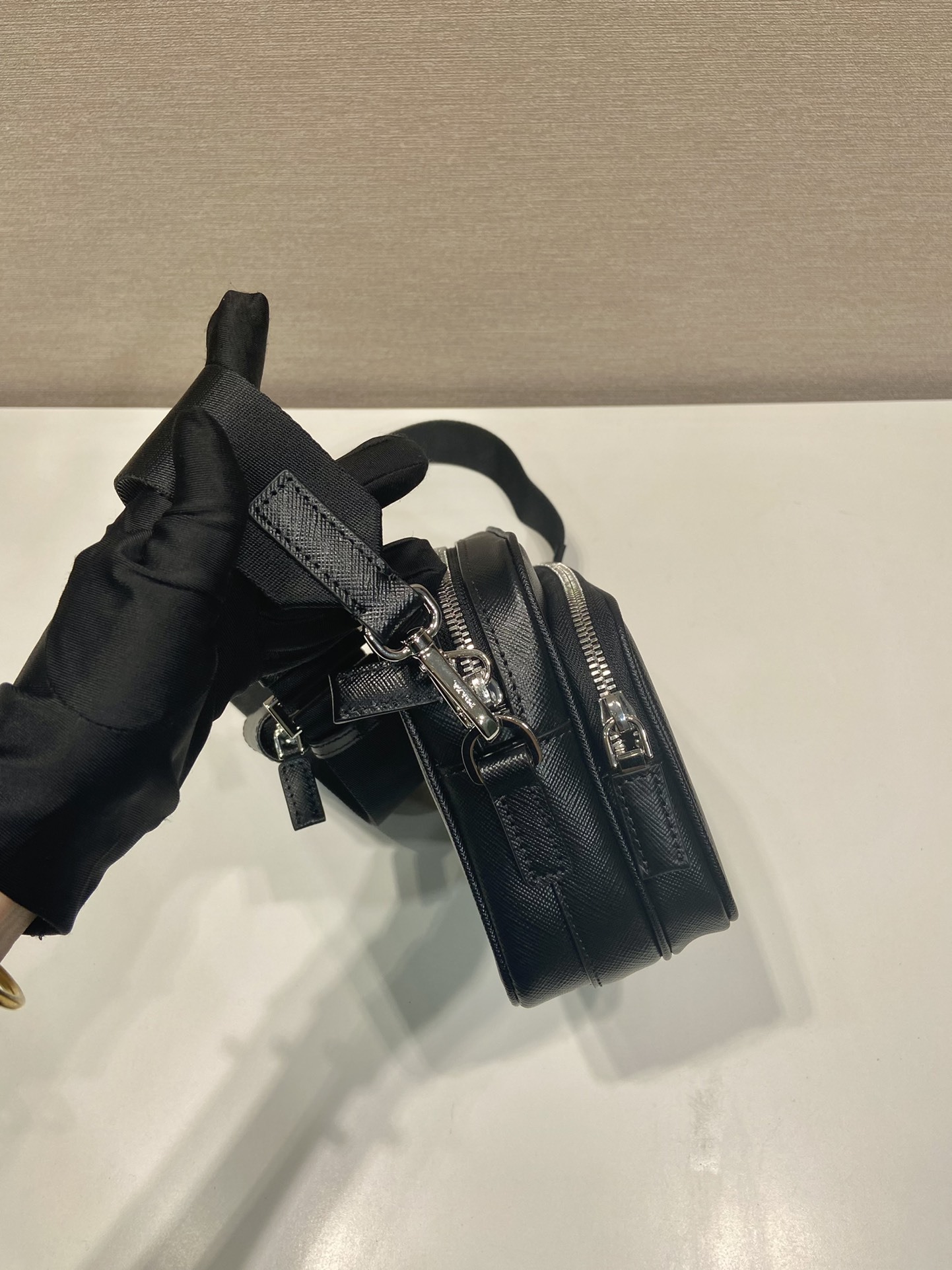 プラダ「Prada」サフィアーーノレザー ショルダーバッグ