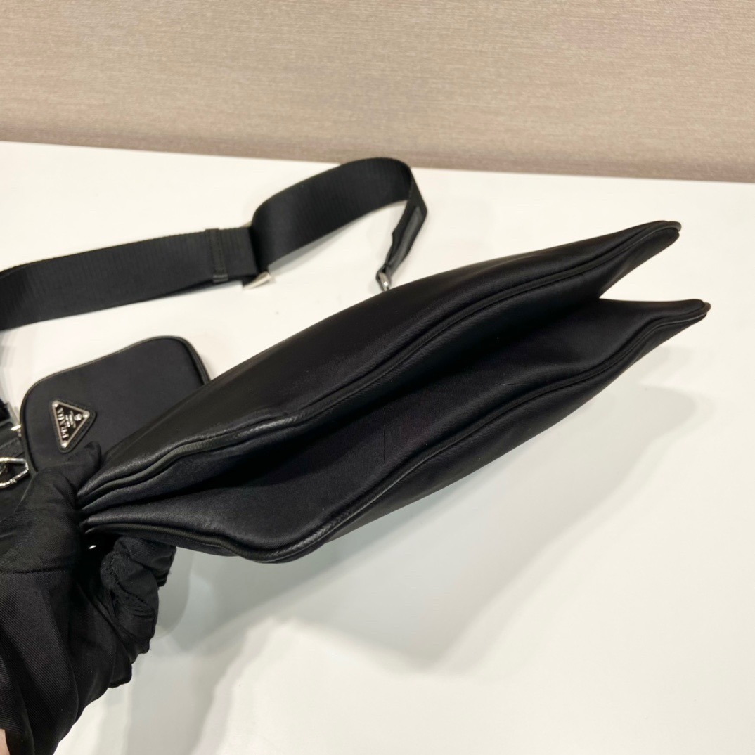 プラダ「Prada」 リエディション2005 サフィアーノレザー 3-in-1バッグ