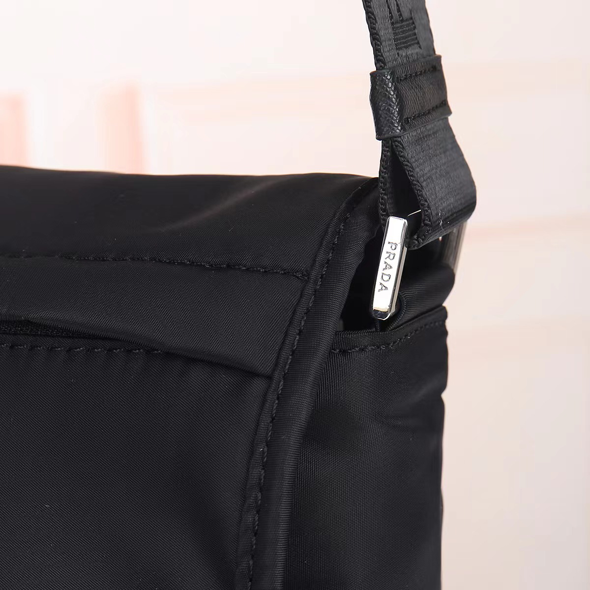 プラダ「Prada」 Re-Nylon & Saffiano Leather Messenger Bag