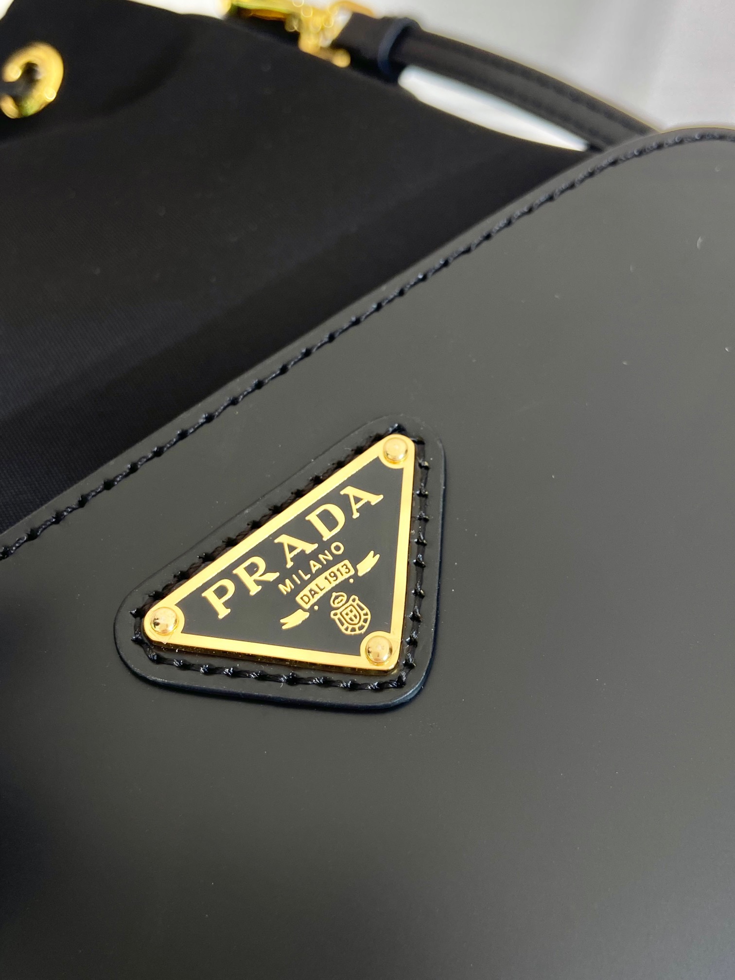 プラダ「Prada」  リニューサブルナイロン ミニバケットバッグ（Prada Re-Nylon Mini Bucket Bag）