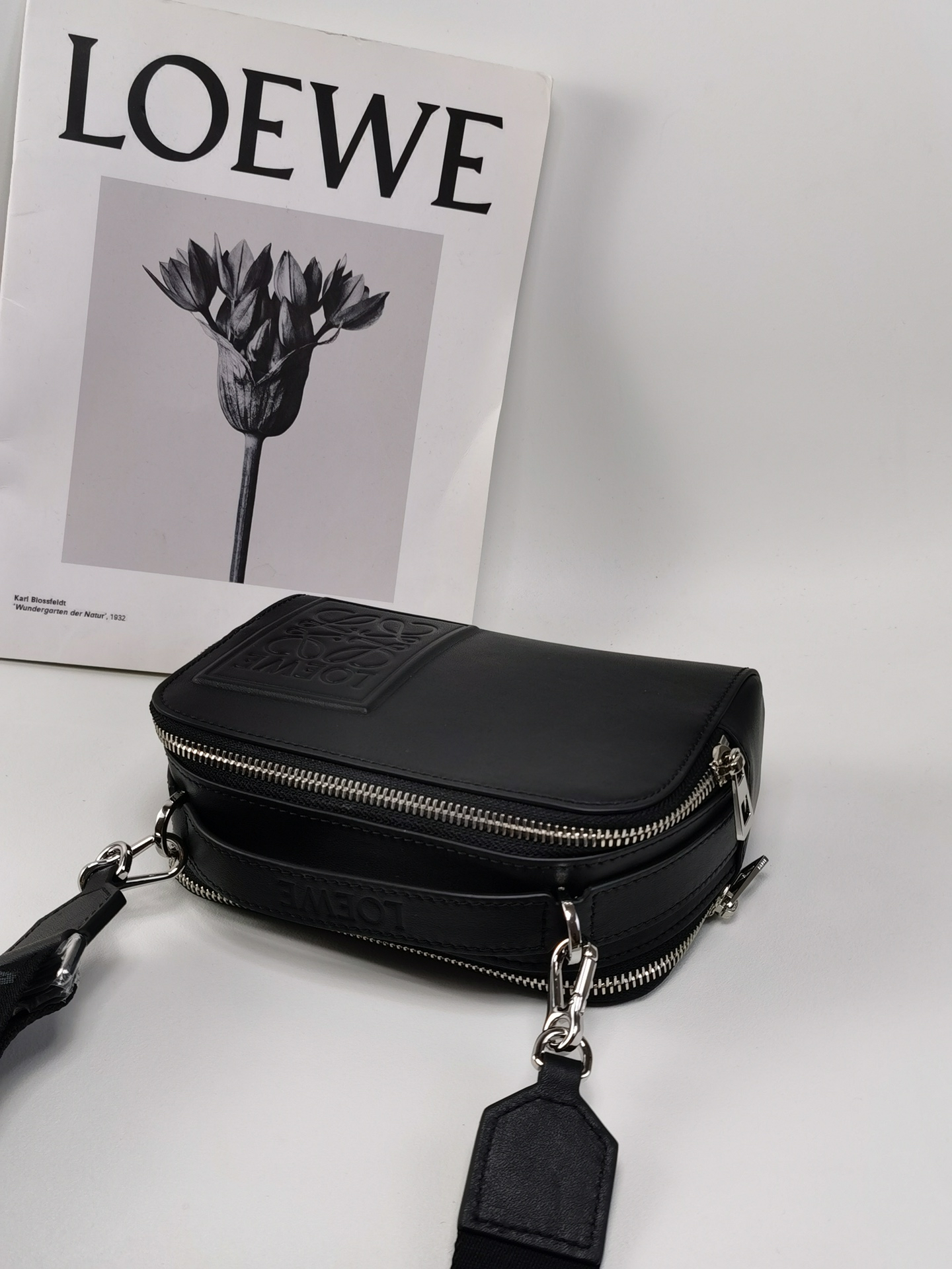ロエベ「Loewe」ボディ カメラバッグ ミニ(サテンカーフ) カメラバッグ