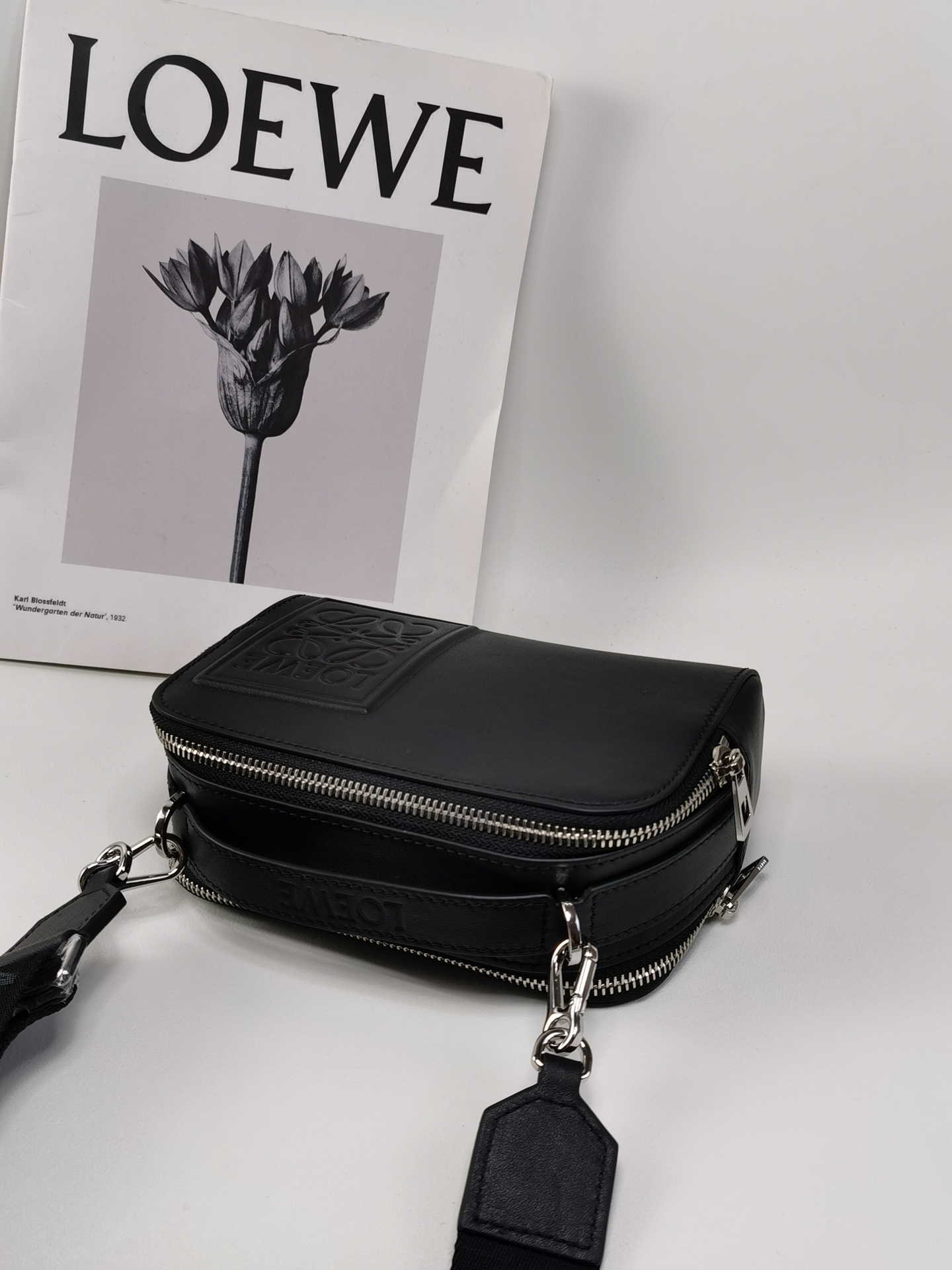 ロエベ「Loewe」ボディ カメラバッグ ミニ(サテンカーフ) カメラバッグ