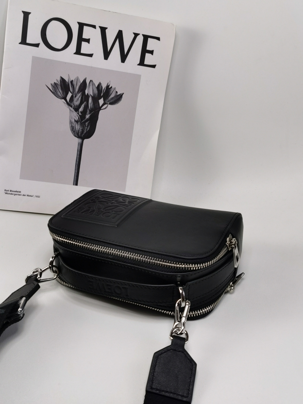 ロエベ「Loewe」ボディ カメラバッグ ミニ(サテンカーフ) カメラバッグ