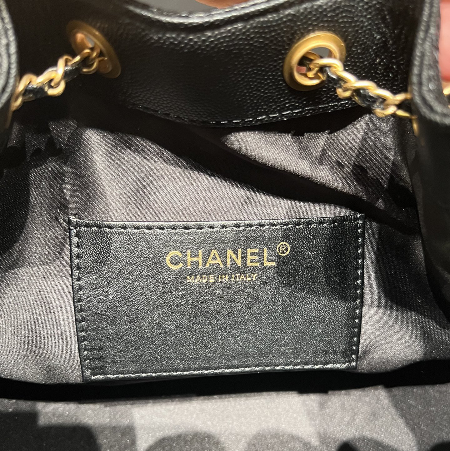 シャネル「Chanel」25S キャビアレザー ドローストリング バケットバッグ ブラック＆ゴールド