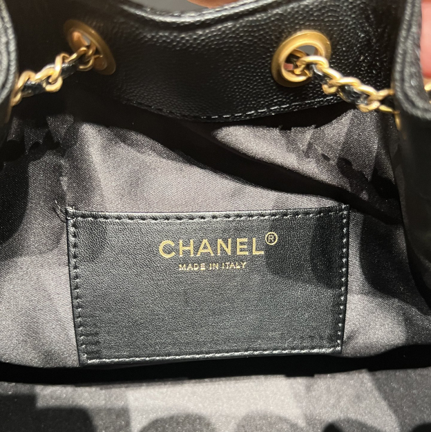 シャネル「Chanel」25S キャビアレザー ドローストリング バケットバッグ ブラック＆ゴールド
