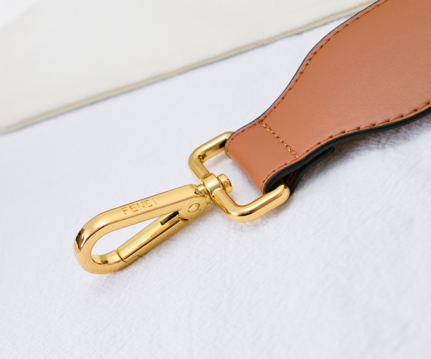 フェンディ「Fendi」  ピーカブー コレクション レザーショルダーバッグ