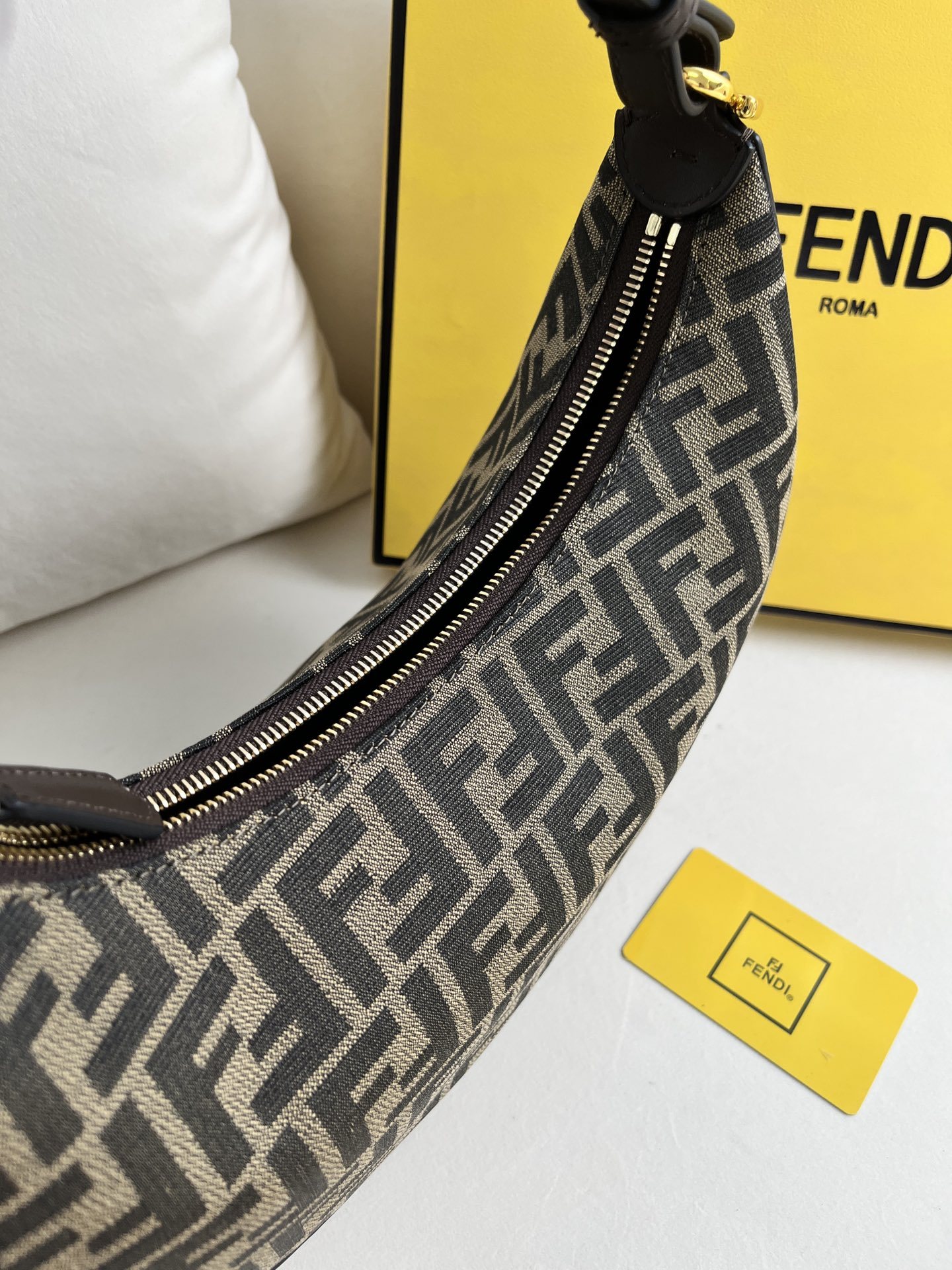 フェンディ「Fendi」  プラフィー アンダーアームバッグ