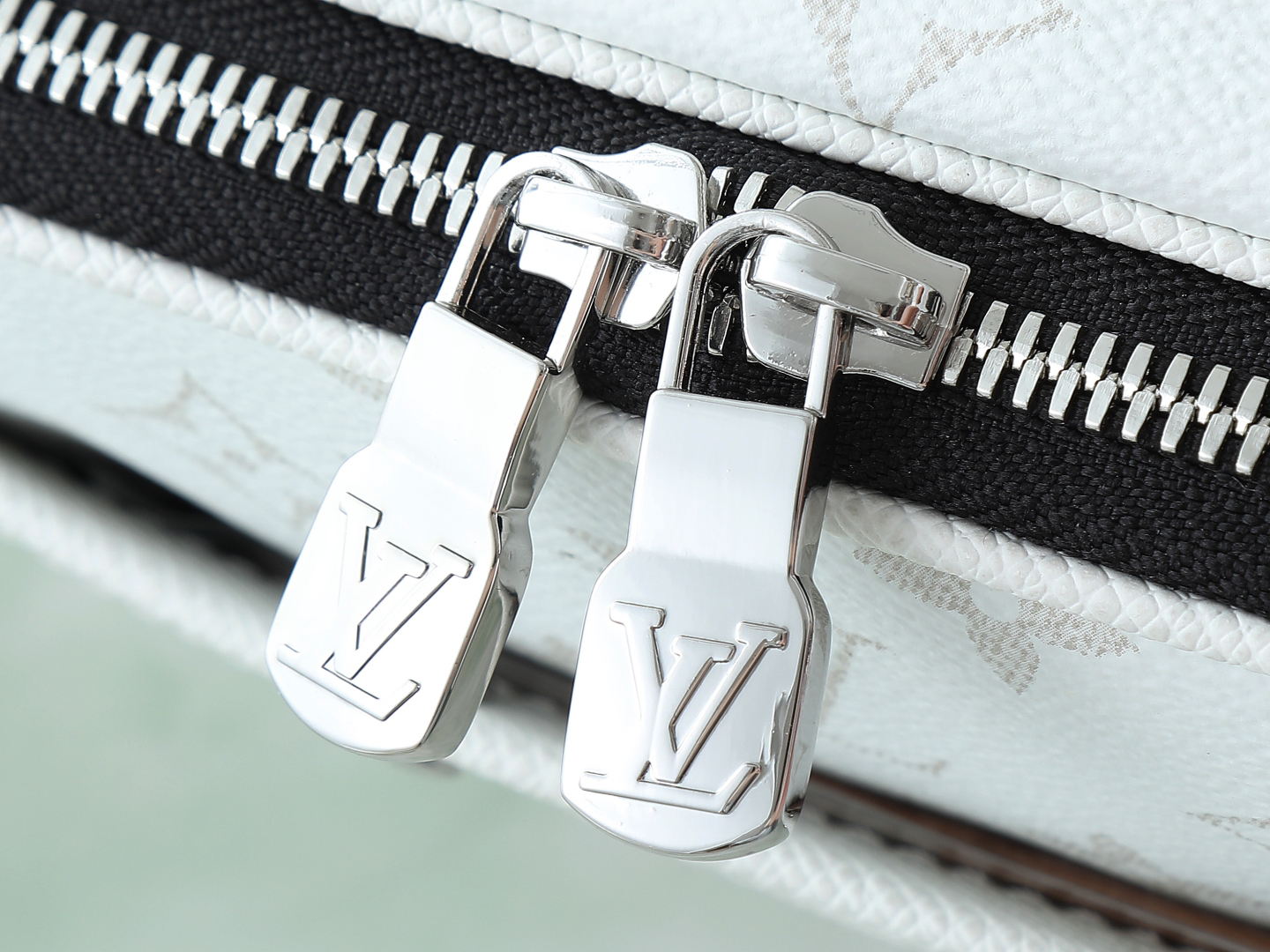 ルイ・ヴィトン「Louis Vuitton」カメラバッグ モノグラム エクリプス