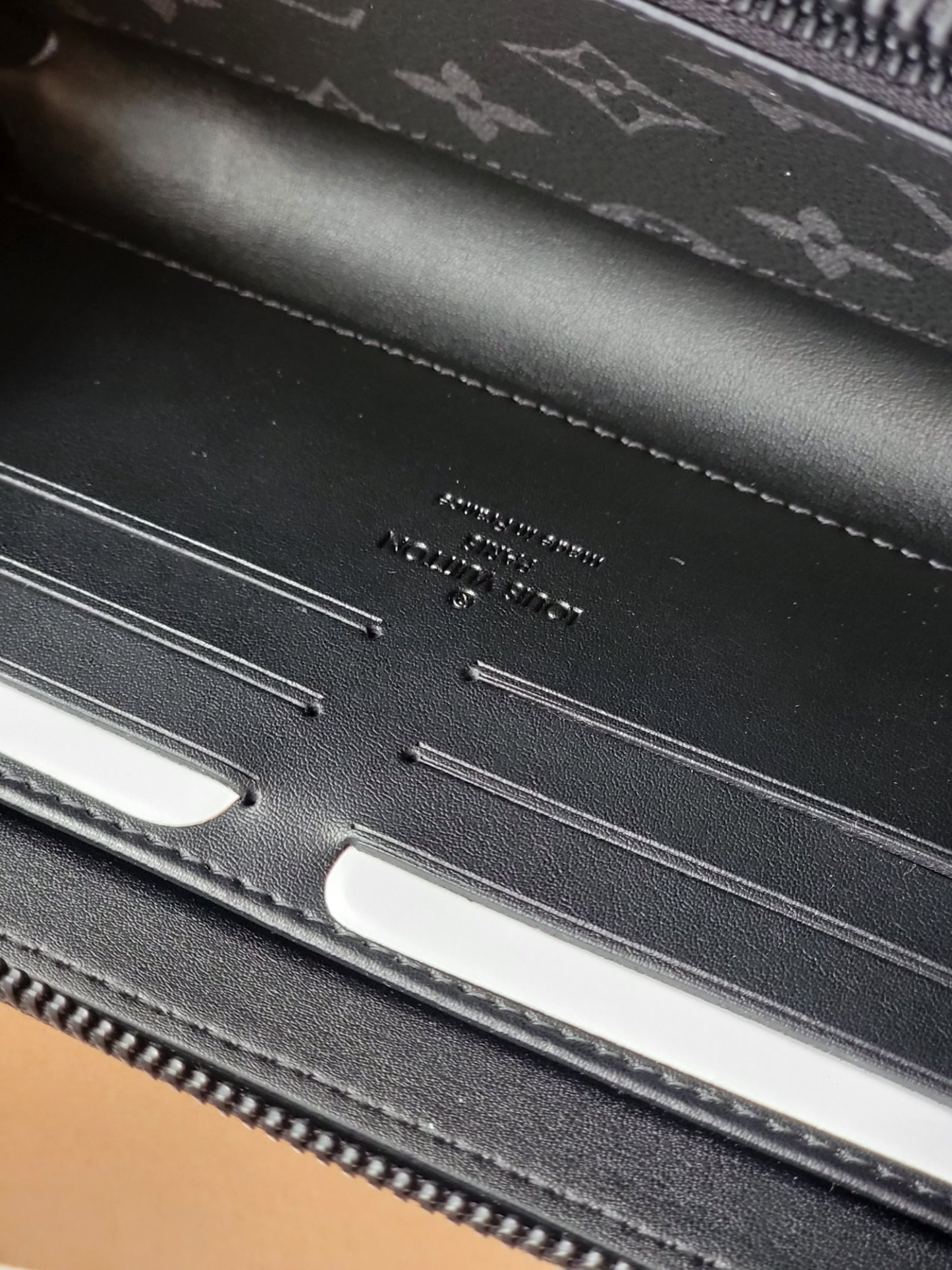 ルイ・ヴィトン「Louis Vuitton」TRUNK ラジッパー式長財布