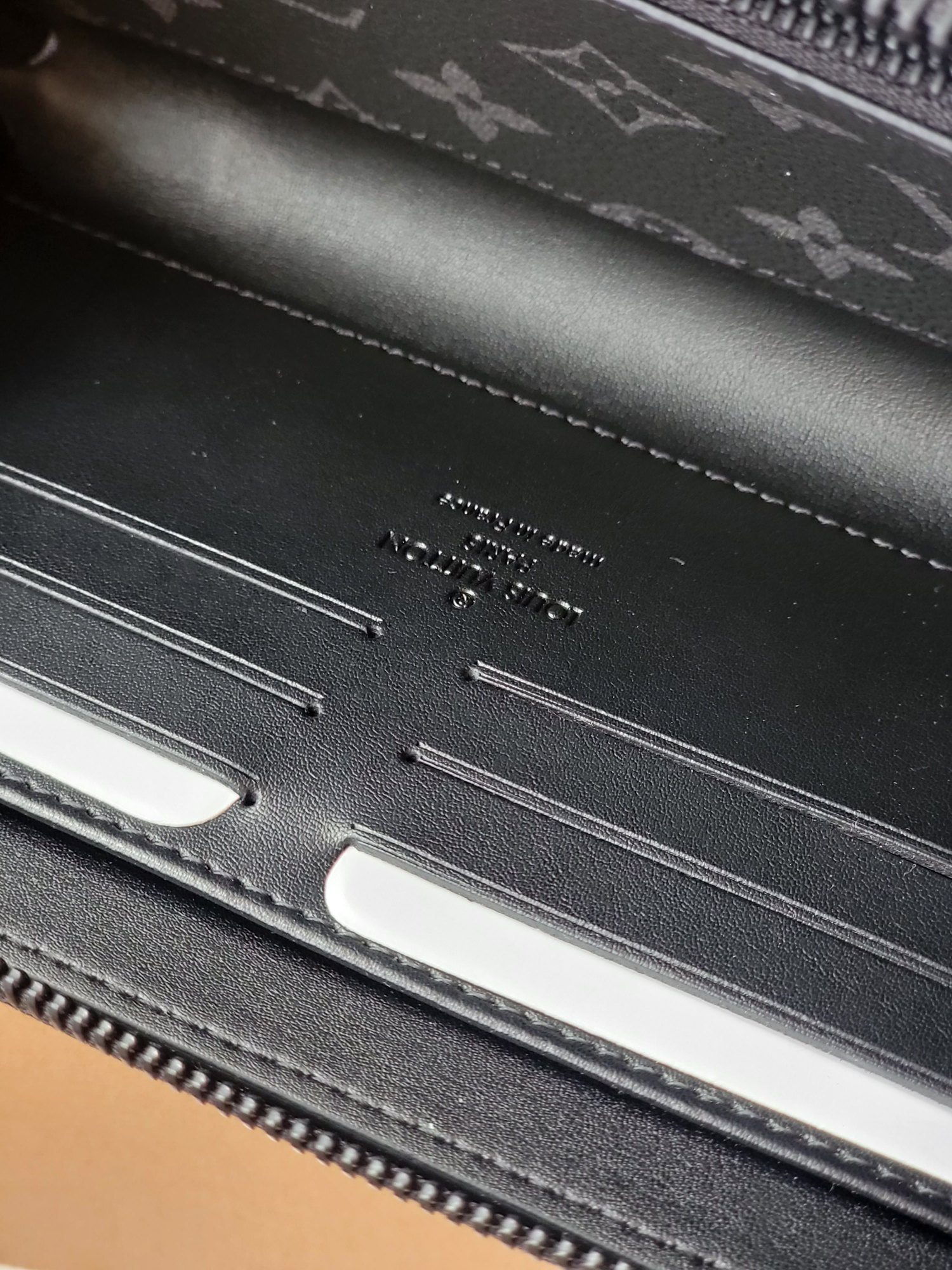 ルイ・ヴィトン「Louis Vuitton」TRUNK ラジッパー式長財布