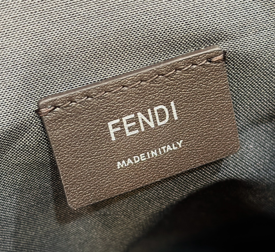 フェンディ「Fendi」Diagonal 薄型ジップクロージャー メッセンジャーバッグ