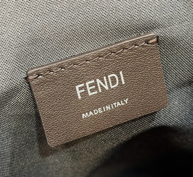 フェンディ「Fendi」Diagonal 薄型ジップクロージャー メッセンジャーバッグ