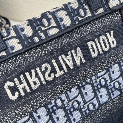 ディオール「Dior」オブリーク エンボスド ショルダーバッグ ブルー