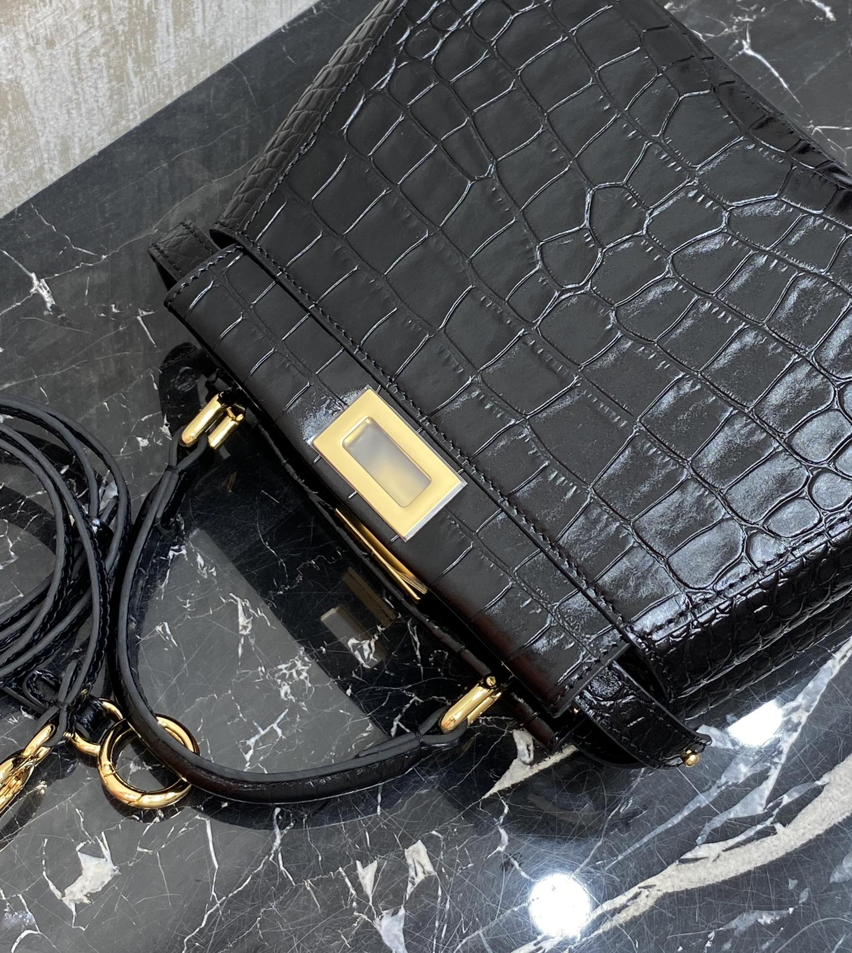 フェンディ「Fendi」Peekaboo Classic レザーーハンドバッグ