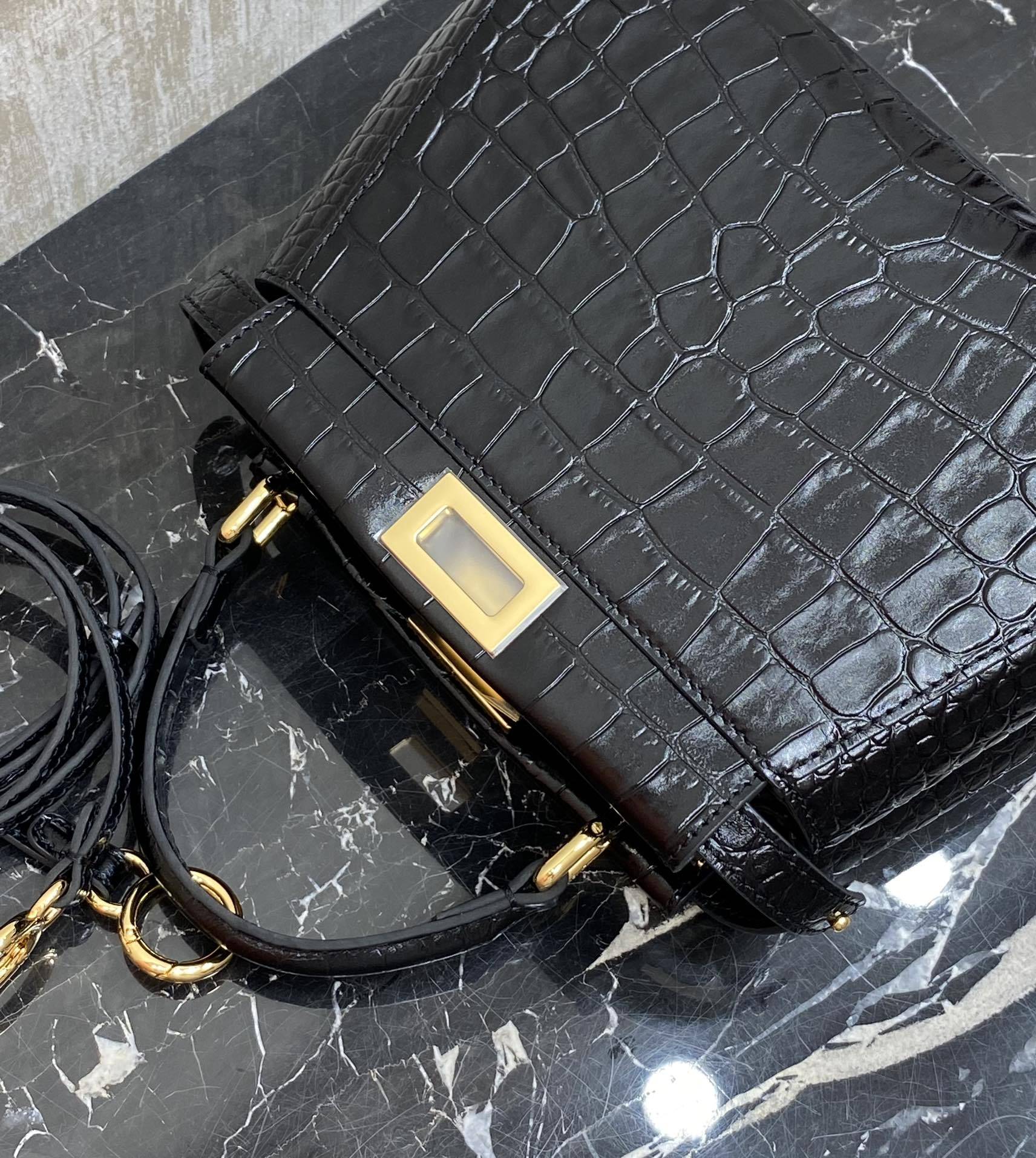 フェンディ「Fendi」Peekaboo Classic レザーーハンドバッグ