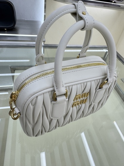 ミュウミュウ「Miu Miu」ボウリング バッグ ラムスキン マトラッセ ステッチ