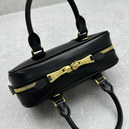 ミュウミュウ「Miu Miu」ソフティ パッド ボウリングバッグ ラムスキン