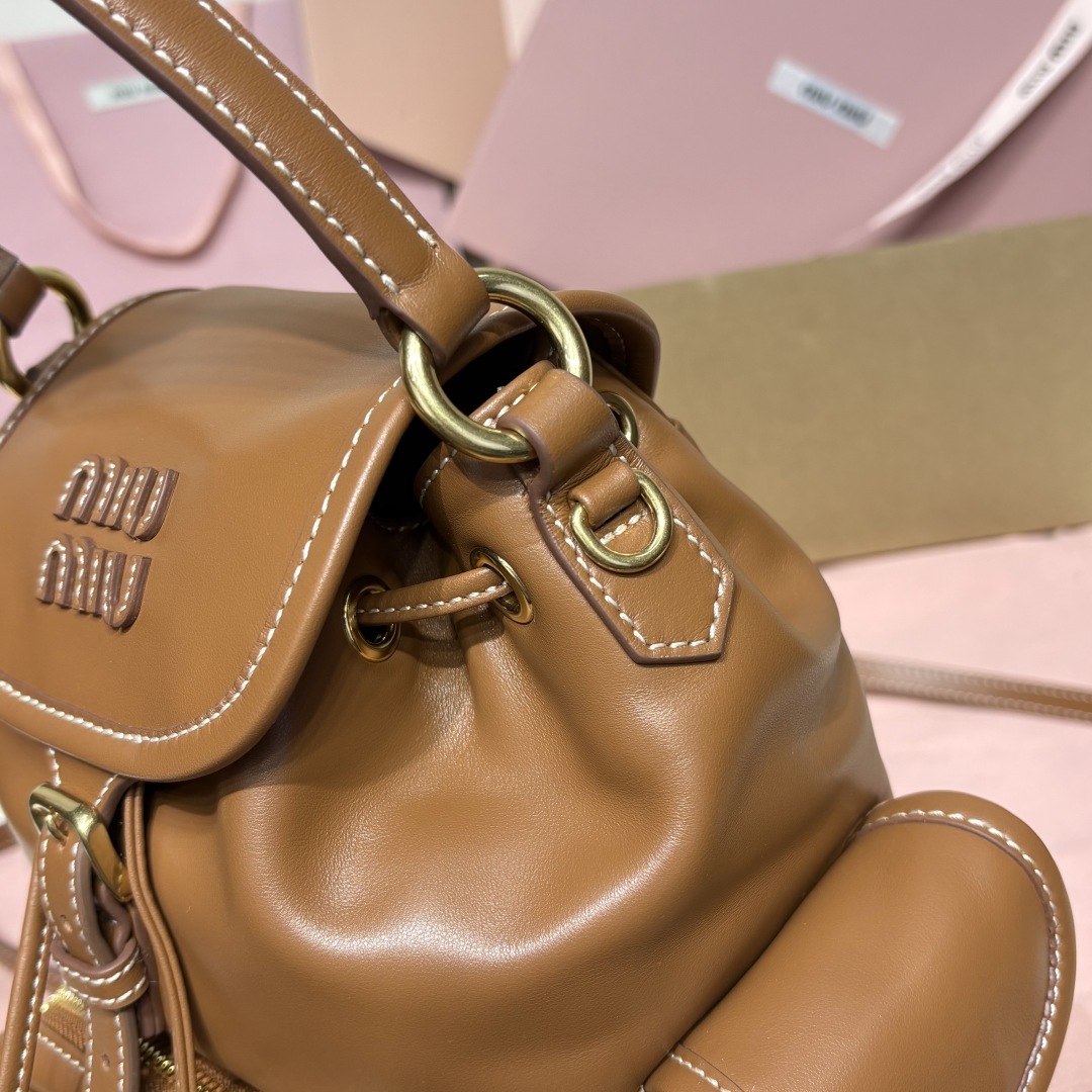 ミュウミュウ「Miu Miu」キャンパス バックパック レザー マルチポケット